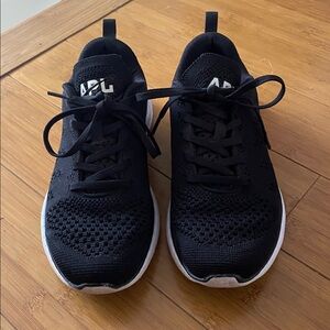 APL tech loom pro black sneaker